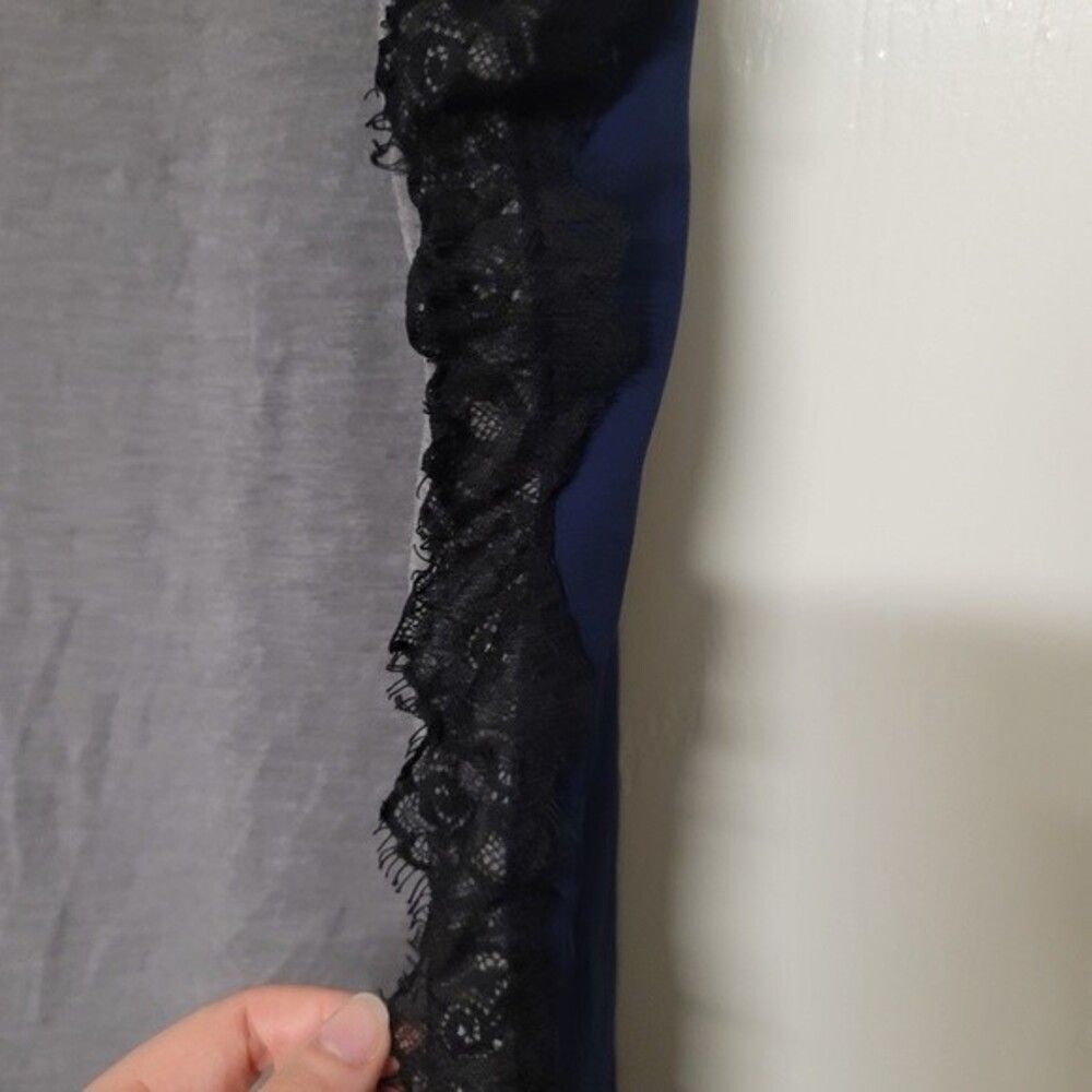 ⭐️ womens grey, black lace, and blue sleeveless shirt - size 2X - Picture 2 of 4